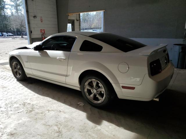 1ZVFT82H765196756 - 2006 FORD MUSTANG GT WHITE photo 2