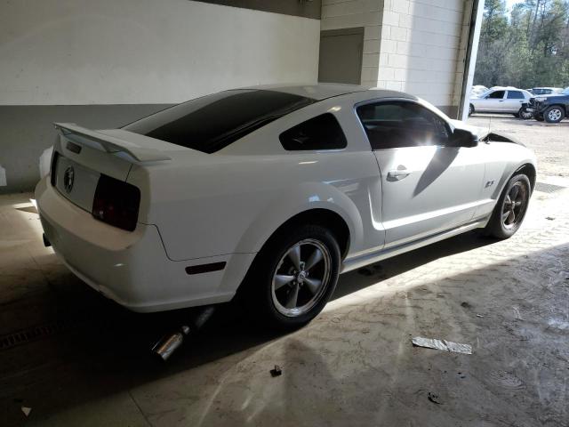 1ZVFT82H765196756 - 2006 FORD MUSTANG GT WHITE photo 3