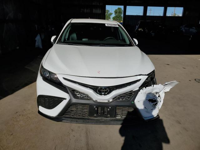 4T1G11AK0NU053827 - 2022 TOYOTA CAMRY SE 白色 照片 5
