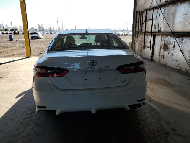 4T1G11AK0NU053827 - 2022 TOYOTA CAMRY SE 白色 照片 6