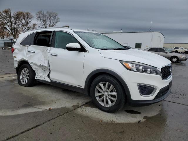 5XYPGDA55HG191092 - 2017 KIA SORENTO LX WHITE photo 4