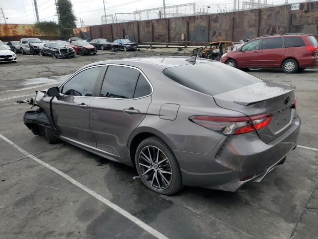 4T1G11AK6NU638945 - 2022 TOYOTA CAMRY SE GRAY photo 2