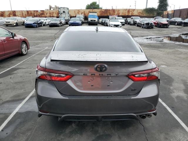 4T1G11AK6NU638945 - 2022 TOYOTA CAMRY SE GRAY photo 6