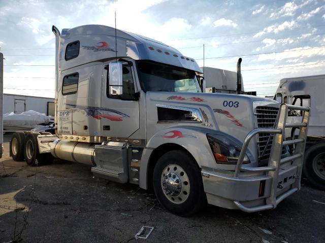 4V4LC9KL08N485663 - 2008 VOLVO VT 880 GRAY photo 1