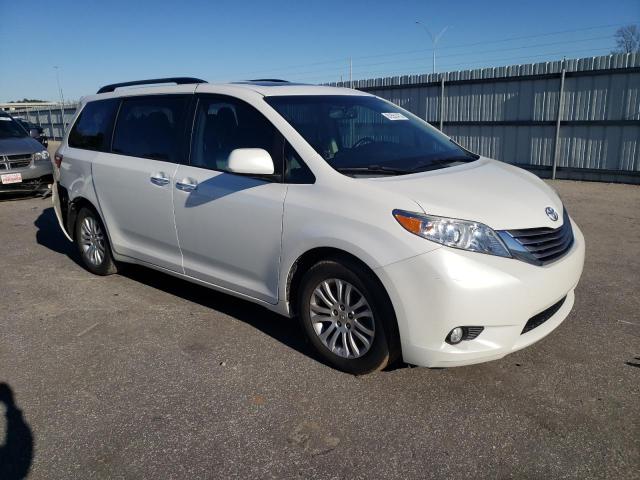 5TDYK3DCXGS695646 - 2016 TOYOTA SIENNA XLE WHITE photo 4