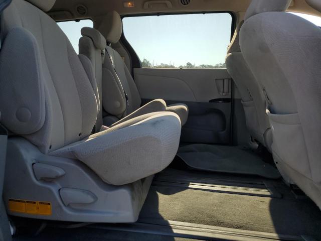 5TDKK3DC9CS255921 - 2012 TOYOTA SIENNA LE Күміс фото 11