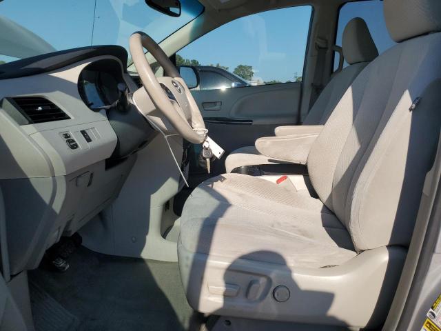 5TDKK3DC9CS255921 - 2012 TOYOTA SIENNA LE Күміс фото 7