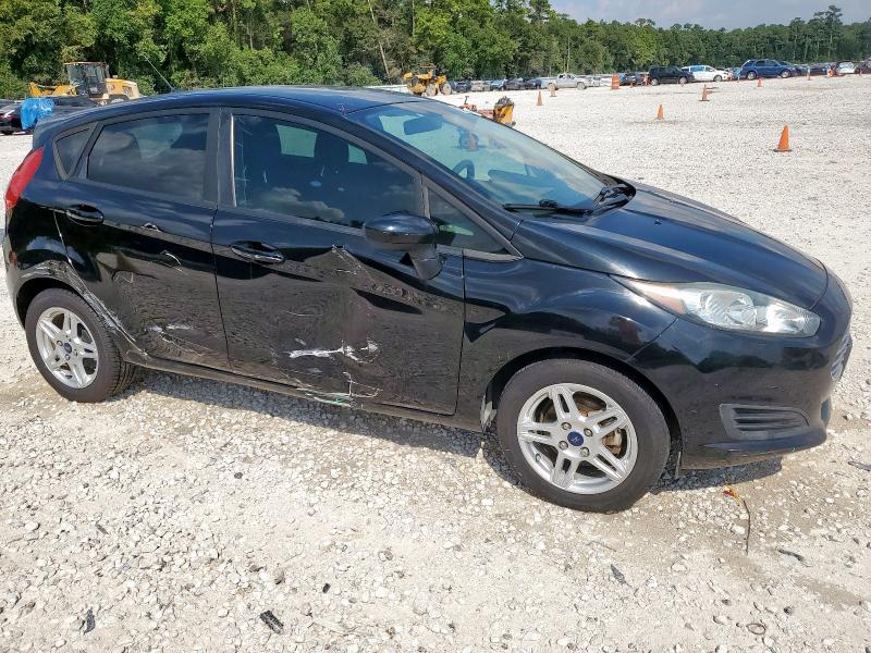 3FADP4EJ4JM106719 - 2018 FORD FIESTA SE Czarny zdjęcie 4