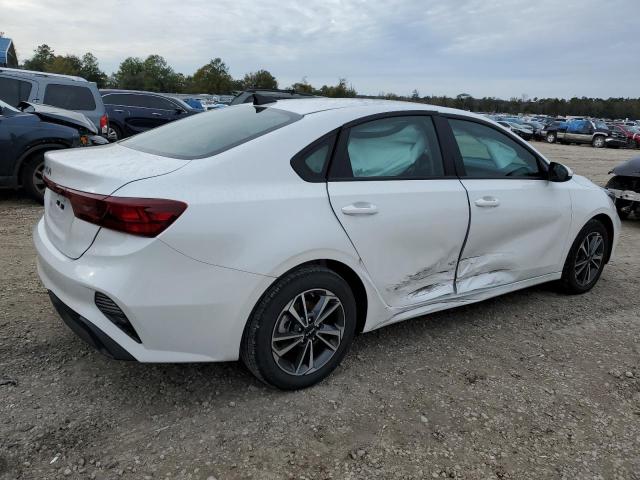 3KPF24AD8PE651410 - 2023 KIA FORTE LX WHITE photo 3