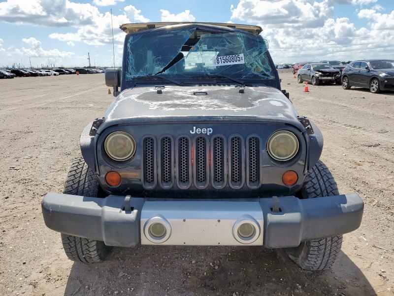 1J4HA5H17BL542623 - 2011 JEEP WRANGLER U SAHARA შავი ფოტო 5