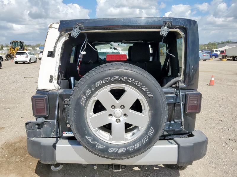 1J4HA5H17BL542623 - 2011 JEEP WRANGLER U SAHARA შავი ფოტო 6