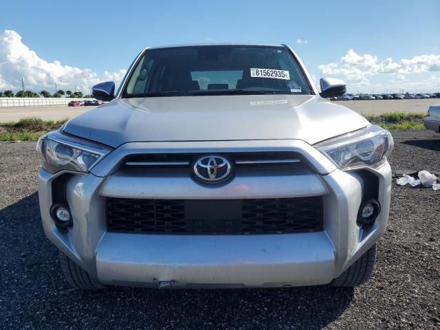 JTEEU5JRXP5283598 - 2023 TOYOTA 4RUNNER SR5 SILVER photo 5