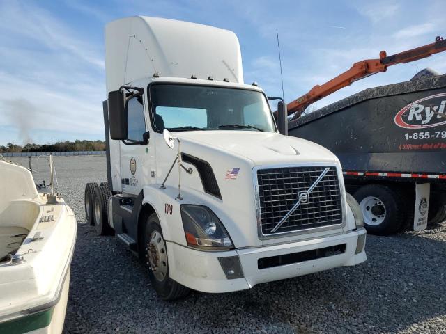 4V4NC9EH3CN548781 - 2012 VOLVO VN VNL WHITE photo 1