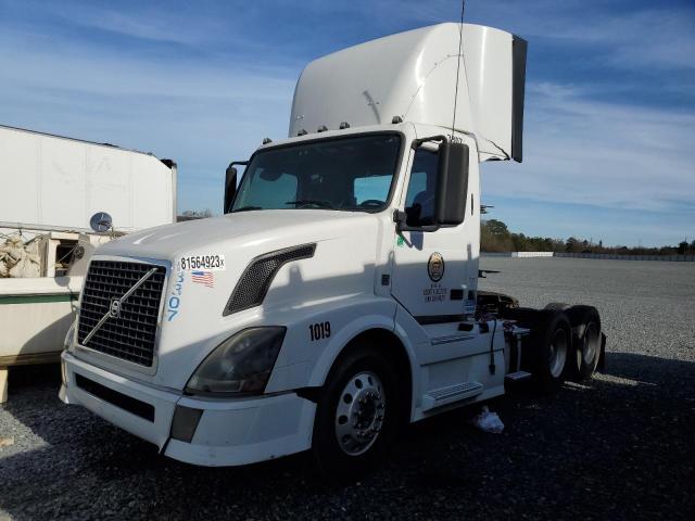 4V4NC9EH3CN548781 - 2012 VOLVO VN VNL WHITE photo 2