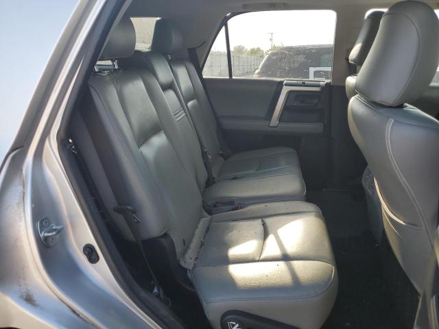 JTEZU5JR7B5032838 - 2011 TOYOTA 4RUNNER SR5 银色 照片 11