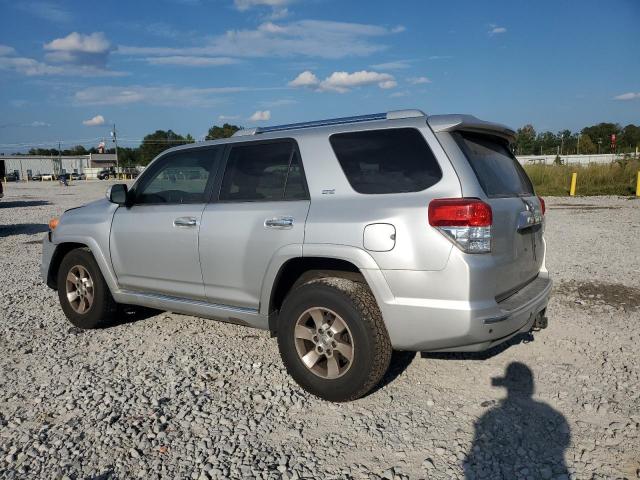 JTEZU5JR7B5032838 - 2011 TOYOTA 4RUNNER SR5 银色 照片 2