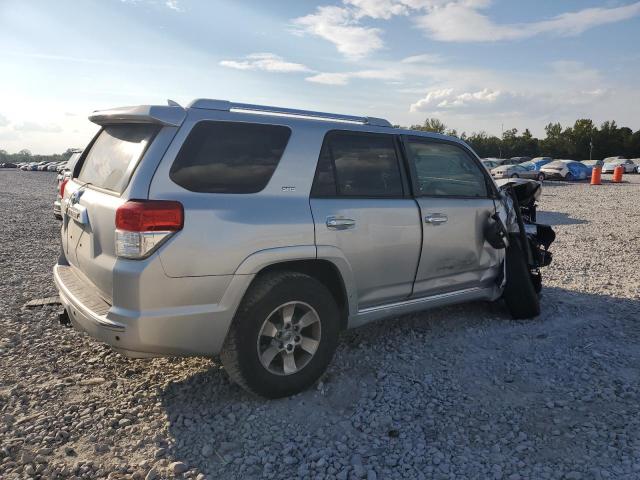JTEZU5JR7B5032838 - 2011 TOYOTA 4RUNNER SR5 银色 照片 3