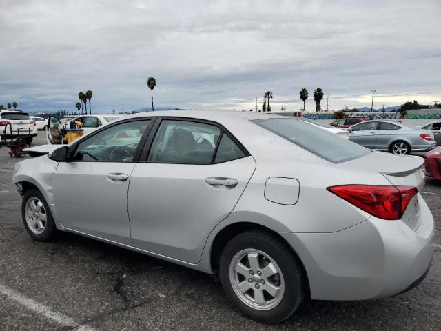 5YFBURHE3JP762103 - 2018 TOYOTA COROLLA L SILVER photo 2