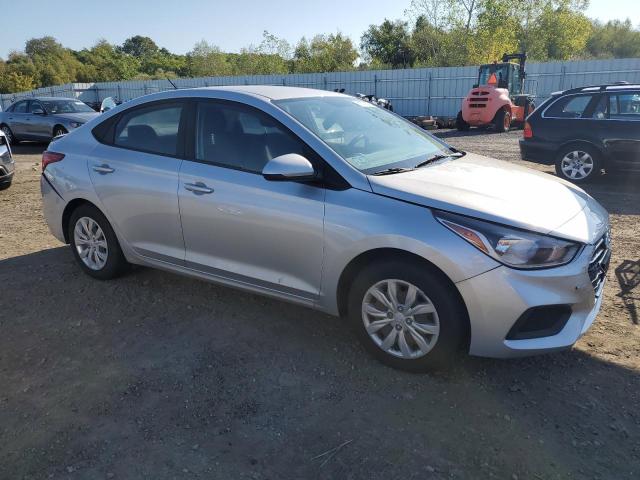 3KPC24A3XKE065228 - 2019 HYUNDAI ACCENT SE Grau Foto 4