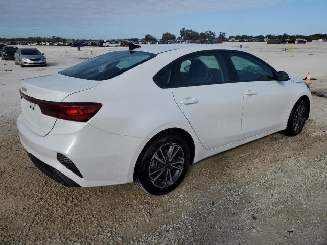 3KPF24AD7PE555588 - 2023 KIA FORTE LX WHITE photo 3