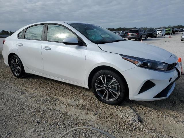 3KPF24AD7PE555588 - 2023 KIA FORTE LX WHITE photo 4