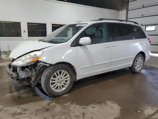 2010 TOYOTA SIENNA XLE, 