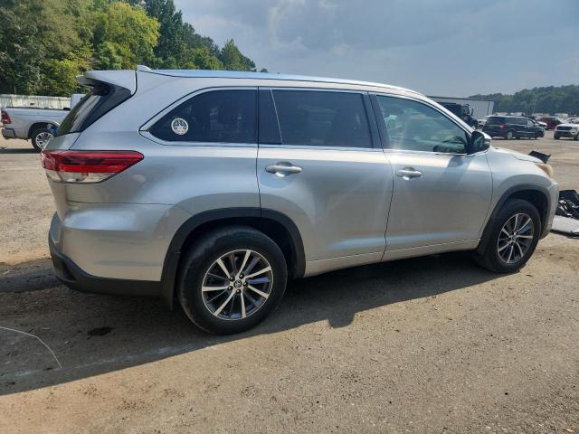 5TDKZRFH2HS226419 - 2017 TOYOTA HIGHLANDER SE ვერცხლისფერი ფოტო 3