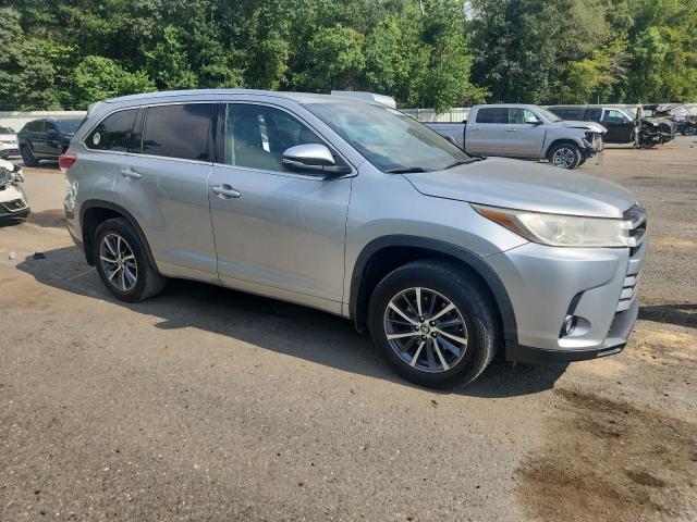 5TDKZRFH2HS226419 - 2017 TOYOTA HIGHLANDER SE ვერცხლისფერი ფოტო 4
