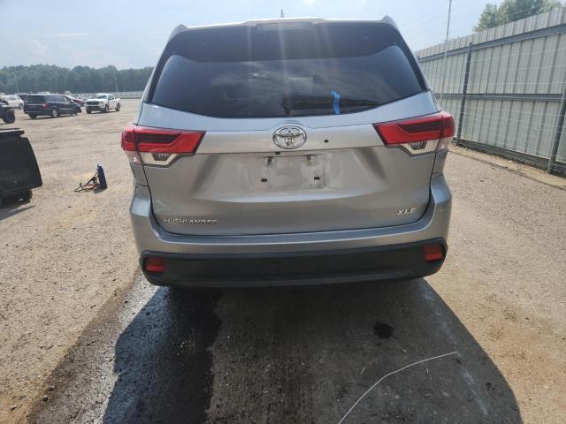 5TDKZRFH2HS226419 - 2017 TOYOTA HIGHLANDER SE ვერცხლისფერი ფოტო 6
