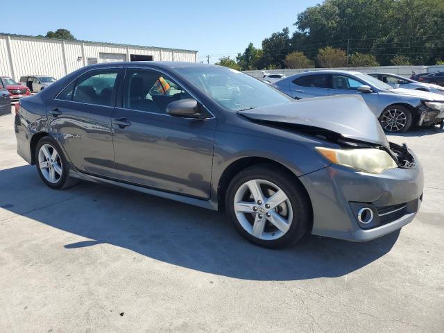 4T1BF1FK0DU243808 - 2013 TOYOTA CAMRY L Сірий фото 4