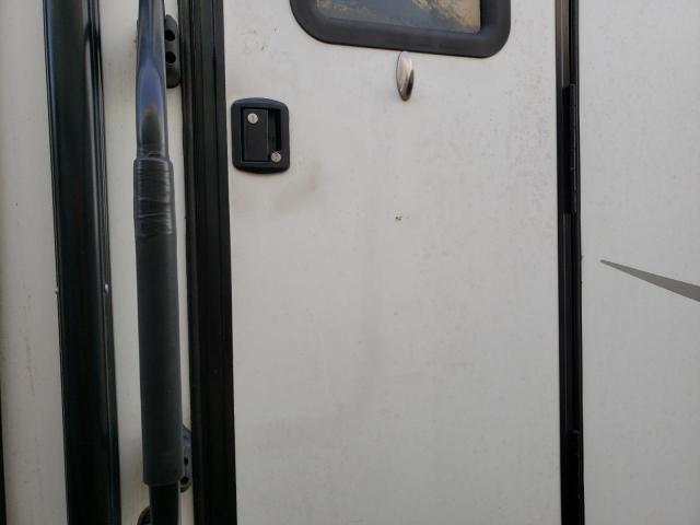 4YDT33026JB450150 - 2018 KEYSTONE OUTBACK SE TWO TONE photo 5