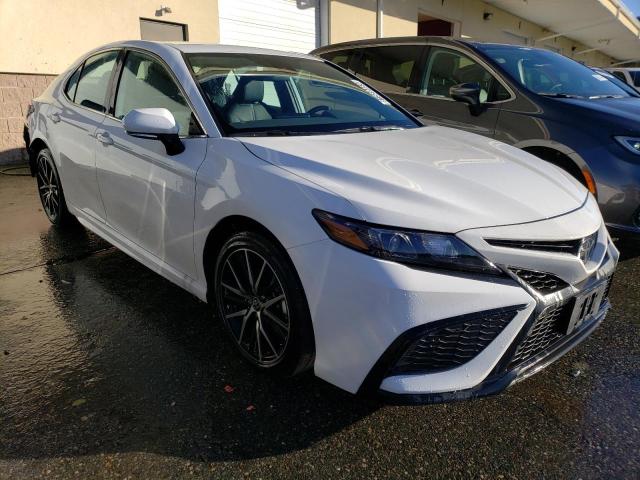 4T1G11AK8PU154956 - 2023 TOYOTA CAMRY SE NIGHT SHADE WHITE photo 4