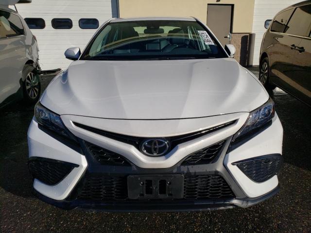 4T1G11AK8PU154956 - 2023 TOYOTA CAMRY SE NIGHT SHADE WHITE photo 5
