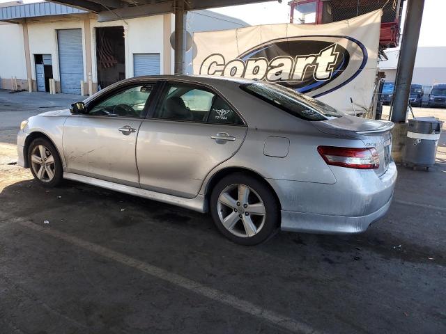 4T1BF3EK4BU188841 - 2011 TOYOTA CAMRY BASE Silber Foto 2