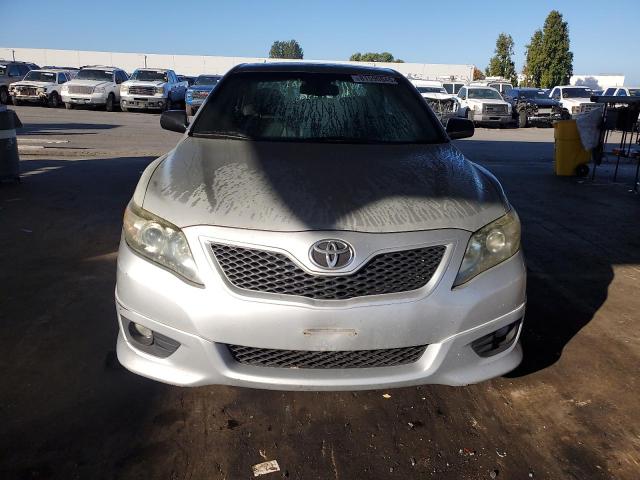 4T1BF3EK4BU188841 - 2011 TOYOTA CAMRY BASE Silber Foto 5