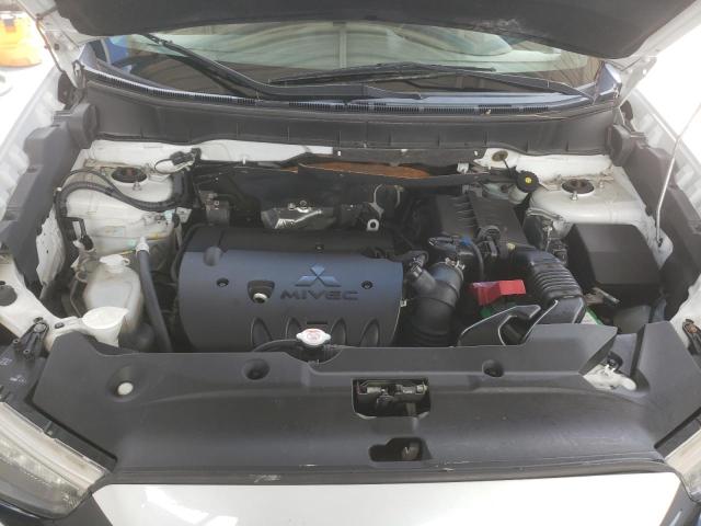 JA4AP3AU5JZ020853 - 2018 MITSUBISHI OUTLANDER ES WHITE photo 12