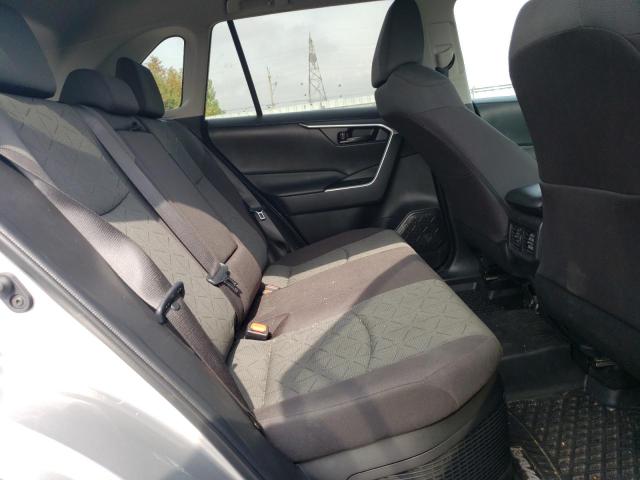 2T3BWRFV4RW215338 - 2024 TOYOTA RAV4 LE 银色 照片 11