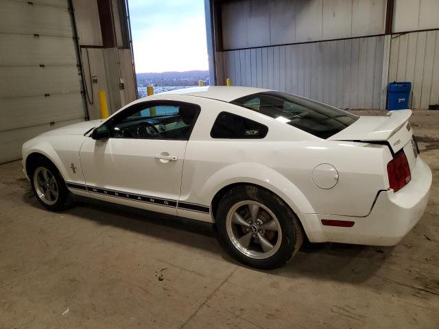 1ZVFT80N265218705 - 2006 FORD MUSTANG WHITE photo 2