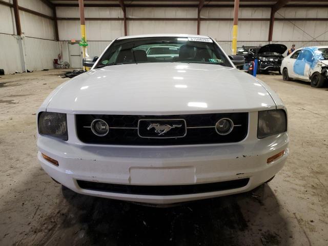 1ZVFT80N265218705 - 2006 FORD MUSTANG WHITE photo 5
