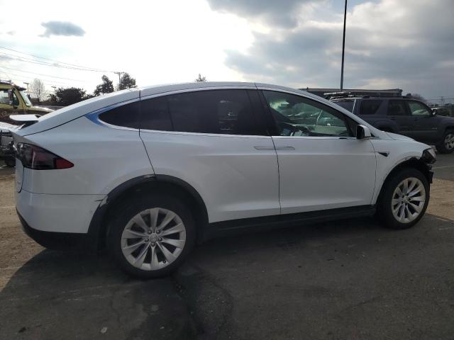 5YJXCAE21JF118793 - 2018 TESLA MODEL X WHITE photo 3