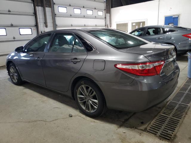 4T1BF1FK3HU345318 - 2017 TOYOTA CAMRY LE 灰色 照片 2
