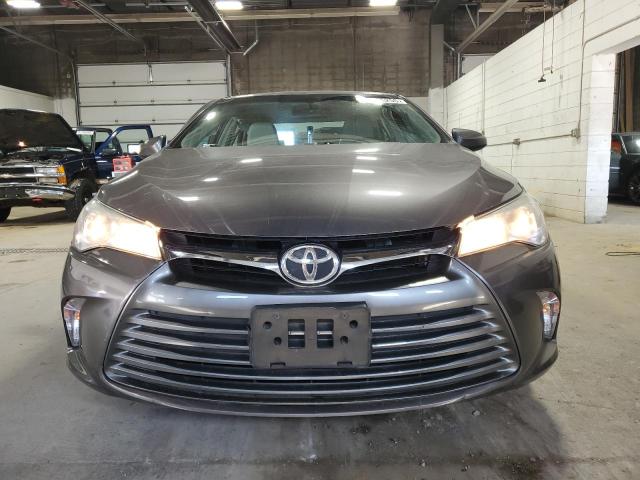 4T1BF1FK3HU345318 - 2017 TOYOTA CAMRY LE 灰色 照片 5