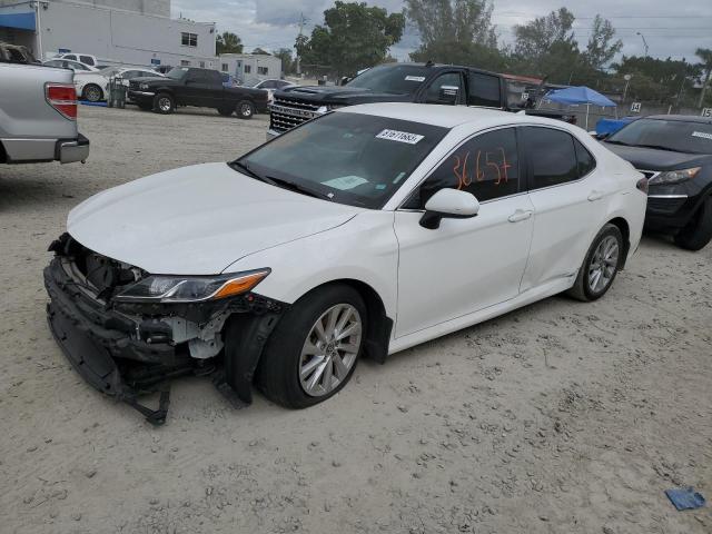 4T1C11AK5MU608946 - 2021 TOYOTA CAMRY LE WHITE photo 1