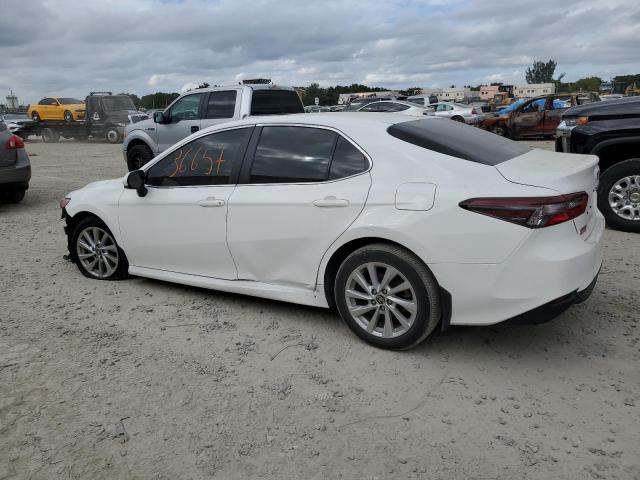 4T1C11AK5MU608946 - 2021 TOYOTA CAMRY LE WHITE photo 2