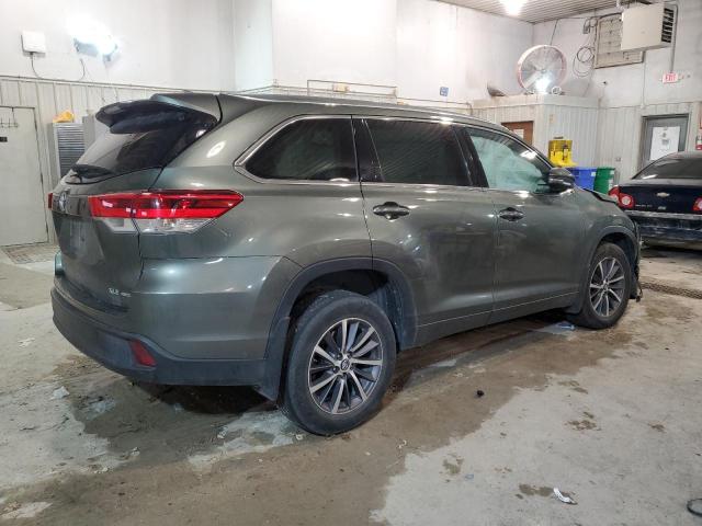 5TDJZRFH7HS395539 - 2017 TOYOTA HIGHLANDER SE GRAY photo 3