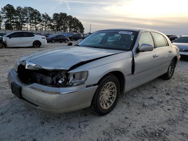 1LNHM82W0XY626212 - 1999 LINCOLN TOWN CAR SIGNATURE SILVER photo 1