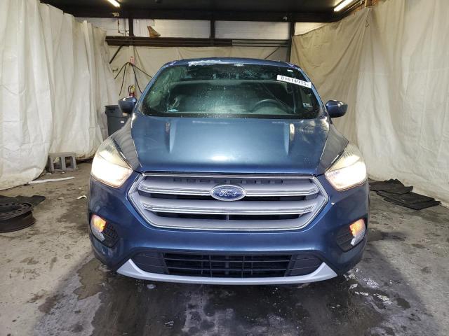 1FMCU9GD7JUB38963 - 2018 FORD ESCAPE SE Blau Foto 5