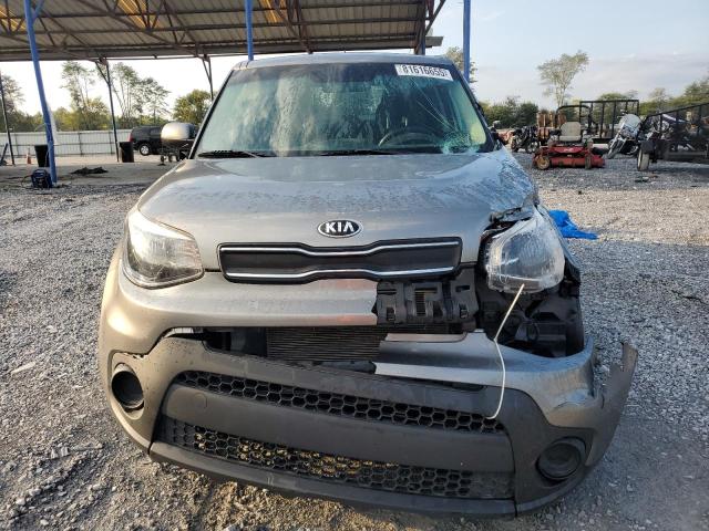 KNDJN2A22J7613134 - 2018 KIA SOUL Сұр фото 5