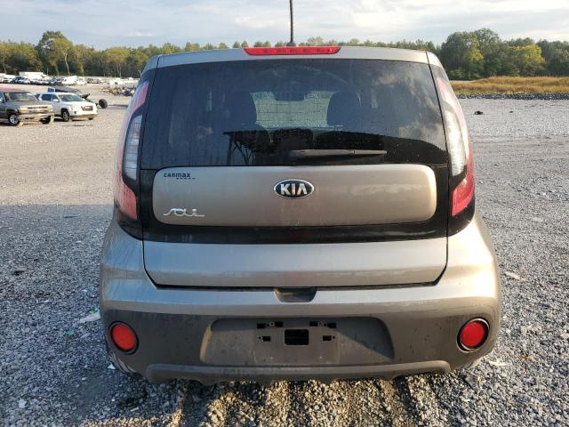 KNDJN2A22J7613134 - 2018 KIA SOUL Сұр фото 6