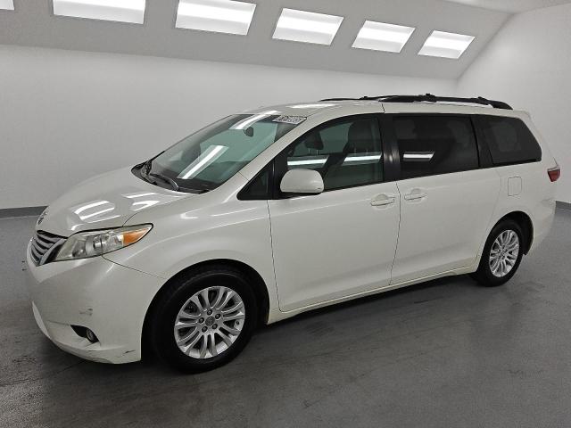 2017 TOYOTA SIENNA XLE, 